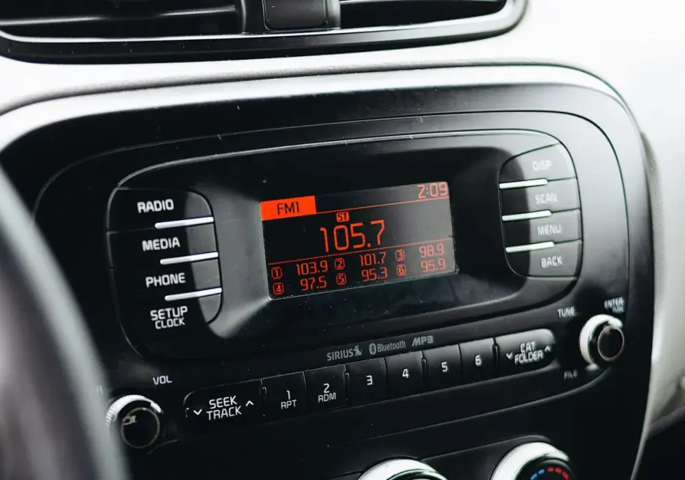 Transmiter FM jaka częstotliwość - znajdź wolną i czystą falę