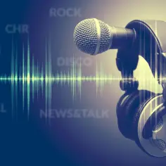 Słuchawki i mikrofon na tle wykresu fal dźwiękowych z nazwami gatunków muzycznych.