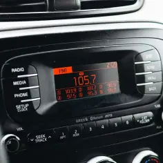 Transmiter FM jaka częstotliwość - znajdź wolną i czystą falę
