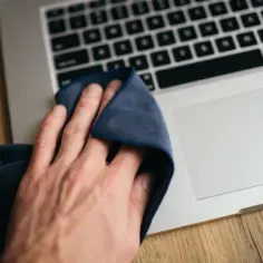 Czym wyczyścić ekran laptopa, aby uniknąć zarysowań i uszkodzeń?