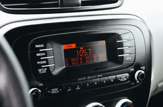 Transmiter FM jaka częstotliwość - znajdź wolną i czystą falę