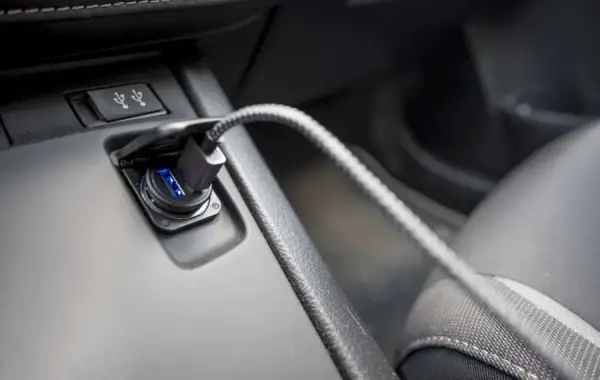 Jak działa transmiter FM Bluetooth? Odkryj jego tajemnice i zalety